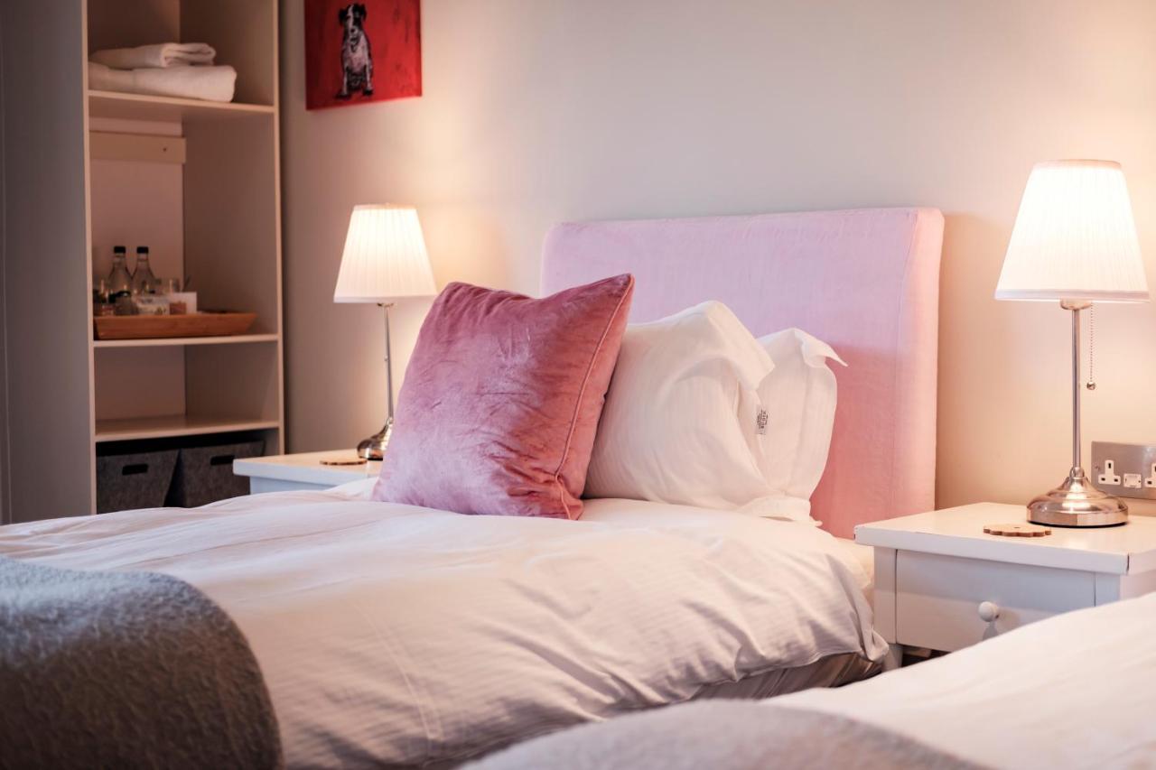 布里奇沃特 凉亭旅馆酒店 外观 照片 A bed with a headboard