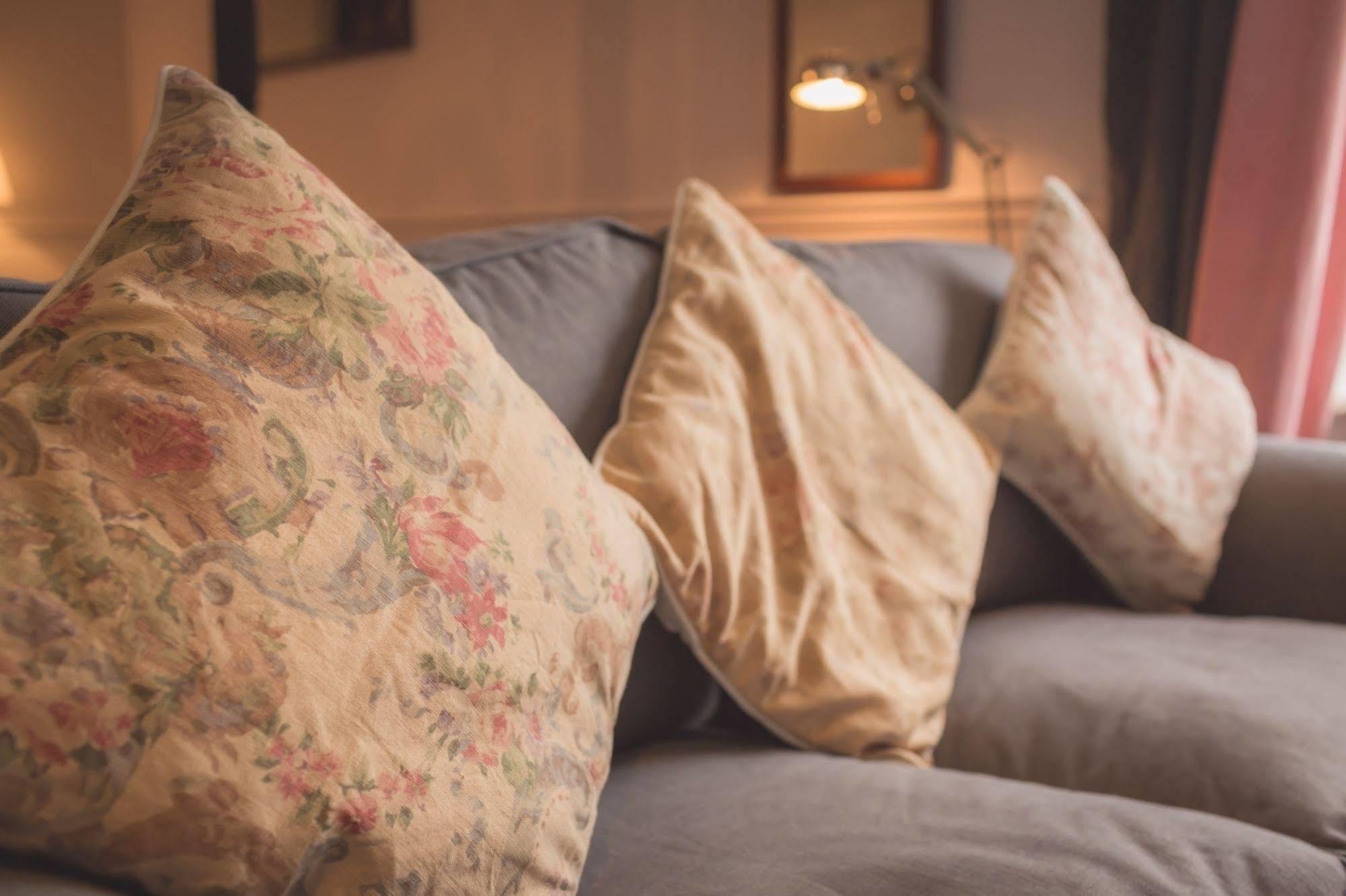 布里奇沃特 凉亭旅馆酒店 外观 照片 Cushions on a sofa